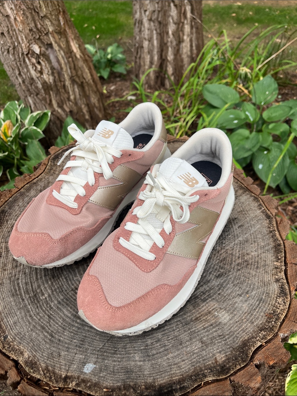 New Balance Women's Pink and Cream Retro Lace-Up Sneakers. Size 10.5